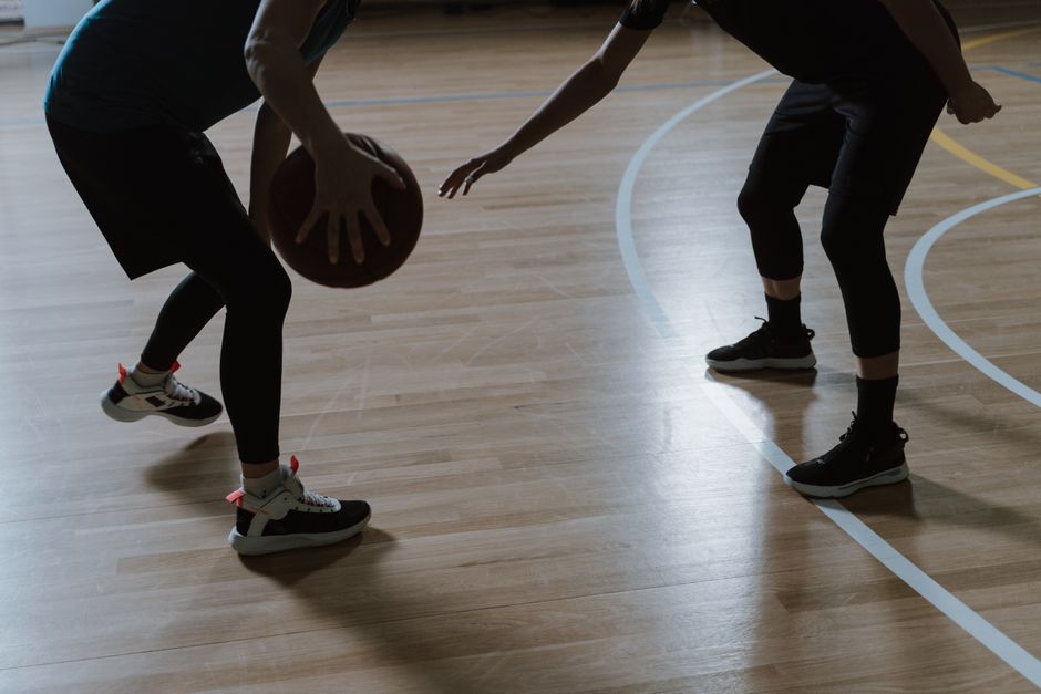 九游体育_詹姆斯续约可签3年1.82亿 湖人未来战略引发争议